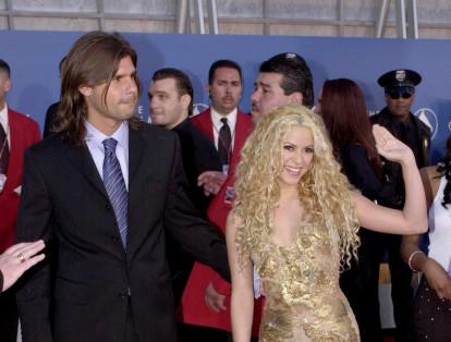 La imagen muestra a la cantante colombiana Shakira a su llegada a los Premios Grammy junto a su pareja del momento, Antonio de la Rua, en febrero de 2001.