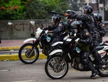 Miembros de la Guardia Nacional durante las protestas de este domingo en Caracas en contra de la constituyente.