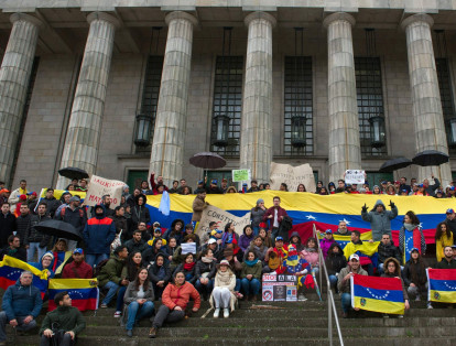 Las políticas de Maduro que han sumido a Venezuela en la crisis ocasionaron la salida de miles de venezolanos, que también se han refugiado en Argentina.