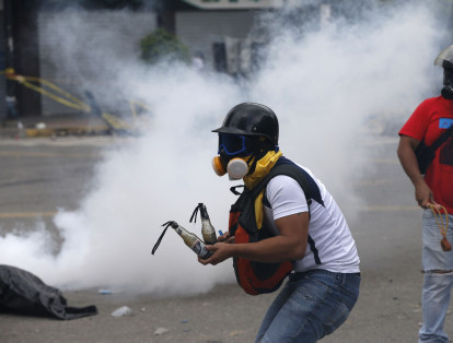 Mientras miles de oficialistas votan en las elecciones de la Asamblea Nacional Constituyente, las fuerzas policiales y militares se encargan de disolver con gases lacrimógenos las manifestaciones de los opositores a Maduro.