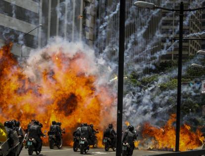 En Caracas, un artefacto explosivo fue detonado en medio de enfrentamientos entre militares y manifestantes opositores al paso de una caravana. El hecho dejó heridos a siete militares.