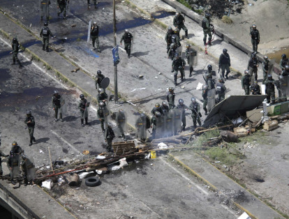 Los manifestantes opositores han construido barricadas en las calles durante enfrentamientos con las fuerzas militares venezolanas.