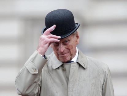1.	El príncipe Felipe, esposo de la reina Isabel II, participó en su último acto público. En el palacio de Buckingham, el príncipe pasó revista a un desfile de la Royal Navy. El duque de Edimburgo, el cual tiene el récord de logevidad de todos los consortes ingleses,  se retira definitivamente de la vida pública.