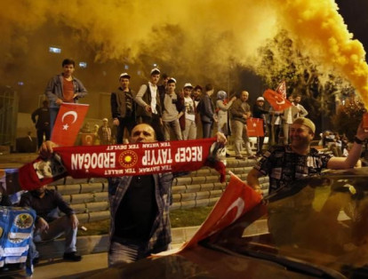 Las autoridades de la provincia de Ankara, capital de Turquía,  anunciaron  que queda prohibida toda protesta, huelga, reunión o conmemoración durante el mes de agosto, argumentando que estas concentraciones aumentan el peligro de atentados terroristas. El anuncio se da semanas después  del primer aniversario del fallido intento de golpe de Estado en ese país.
