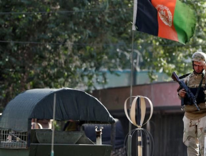 El grupo yihadista Estado Islámico (EI) reivindicó un ataque que duró varias horas este lunes 31 de julio contra la embajada de Irak en Kabul, situada en el centro de la capital afgana. "El ataque terminó, todos los asaltantes fueron abatidos", anunció poco después en su página de Facebook el ministerio del Interior afgano, tras haber informado que un comando de cuatro atacantes, incluyendo un kamikaze, abrió el camino a los demás
