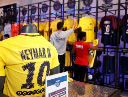 En pocas horas se agotaron las camisetas del París Saint-Germain  con el sello del brasileño Neymar y el número 10 en el dorso.