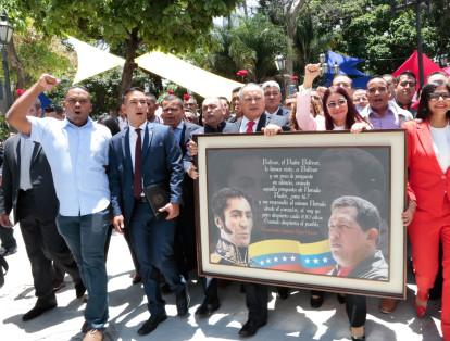 La imagen muestra a la esposa del presidente venezolano Nicolás Maduro, Cilia Flores (c-d); a Diosdado Cabello (c), y a Delcy Rodríguez (d), mientras participan en una manifestación para apoyar la instalación de la Asamblea Nacional Constituyente.