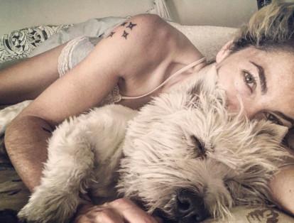 Recientemente, la actriz publicó una fotografía con su mascota en la que se le veían los brazos llenos de bellos. Las reacciones no se hicieron esperar y muchos de sus usuarios de Instagram, la llamaron “peluda”.