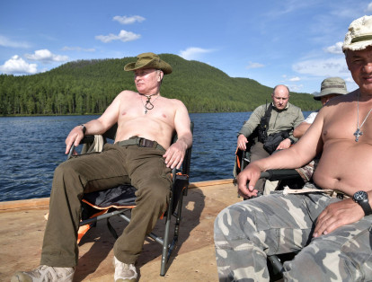 Vladimir Putin, a la izquierda, estuvo acompañado de Sergei Shoigu, a la derecha, quien es su ministro de defensa, en el viaje que tuvo lugar entre el 1 y el 3 de agosto.