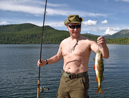 Putin y su comitiva practicaron pesca tradicional, con varas, en los parajes ubicados al sur de su país, cerca de la frontera con Mongolia.