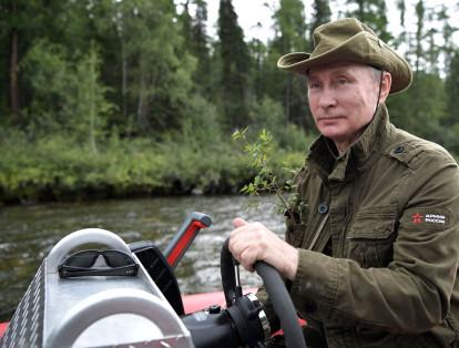 Además de pescar y nadar, el polifacético presidente de Rusia también posó manejando vehículos acuáticos a motor, en las fotos distribuidas por la agencia Sputnik.