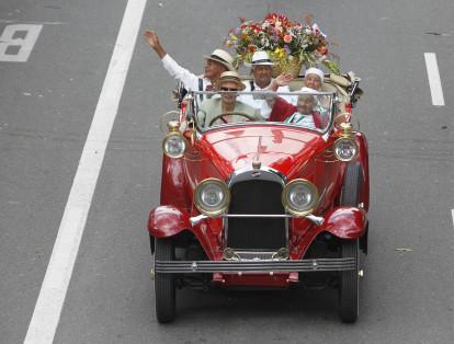 En vehículos antiguos, 23 de los pioneros del primer desfile realizaron el recorrido.