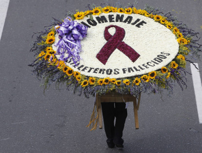 Los silleteros rindieron homenaje a tres compañeros fallecidos  a tan solo una semana del desfile.