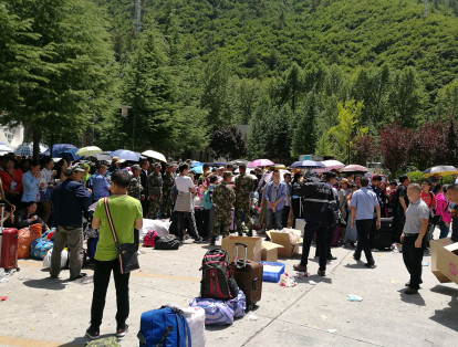 Hasta el momento más de 30.000 turistas han sido evacuados de la región y otros 10.000 permanecen varados a la espera de ser rescatados, ya que los deslizamientos de tierra han bloqueado numerosas carreteras.
