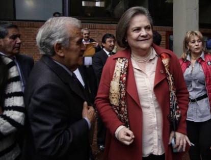 La exministra de Trabajo Clara López, quien antes había sido candidata presidencial por el Polo Democrático, recorre el país recogiendo firmas con su comité promotor ‘Todos somos Colombia’.