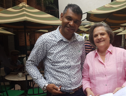 La exministra de Trabajo Clara López, quien antes había sido candidata presidencial por el Polo Democrático, recorre el país recogiendo firmas con su comité promotor ‘Todos somos Colombia’.
