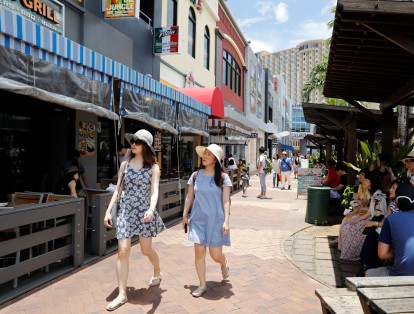 La mayoría de los turistas provienen de naciones asiáticas cercanas como Japón, Filipinas e Indonesia. Los japoneses representan el 90 % del turismo en la isla, por lo cual la desaceleración en la economía nipona se ha visto reflejada en Guam.