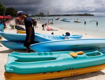 El mayor atractivo turístico de Guam son sus playas. Una parte de la costa está restringida exclusivamente para funcionamiento militar estadounidense y otra para el turismo tradicional. El ecoturismo y el aprovechamiento del ecosistema también son puntos fuertes en Guam.