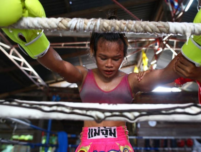 Con una blusa rosa, unos pantalones cortos y con sus labios pintados de rojo, Nong Rose Baan Charoensuk hace lo que más le gusta en la vida: boxear.
