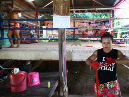 Esta tailandesa comenzó a boxear desde los ocho años. Su tio, quien también fue un luchador de Muay Thai, fue su inspiración para seguir este camino lleno de disciplina y amor. 

Está rodeada de boxeadores, pues su hermano gemelo también ha decidido ser boxeador.