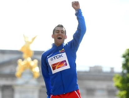 Éider Arevalo festeja en el podio su medalla de oro.