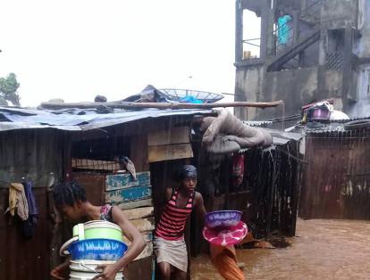 Las inundaciones por las fuertes lluvias en Sierra Leona dejan al menos 312 muertos, muchos de ellos son niños.