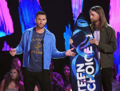Adam Levine y James Valentine de Maroon 5 aceptan el “Decade Award”. “Ya no somos teens, pero estamos muy agradecidos de que los teens nos sigan queriendo”, expresó  Levine.