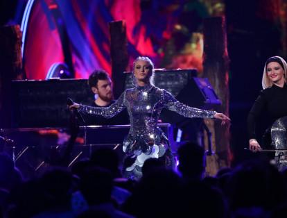 Zara Larsson unió su talento a Clean Bandit, en su presentación musical.