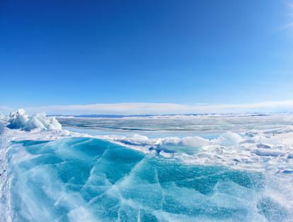 Northern Lake Baikal

Este lago está ubicado en Siberia, al noroeste de Rusia. Su particular atractivo consiste en los tonos que emiten sus grandes bloques de hielo; Sin embargo, aunque es conocido por su helado clima, la temperatura del mar alcanza los 11 °C a mitad de año.