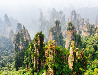 Montañas Tianzi

Este asombroso lugar está ubicado en la provincia Hunan en China, particularmente en la reserva natural de Zhangjiajie. Además, es conocido como montes de arenisca. Su particular atractivo se debe a la forma y orientación de sus rocas ya que son columnas que se formaron hace más de 300 millones de años y que además, sirvieron como fuente de inspiración para la recreación de la película Avatar.