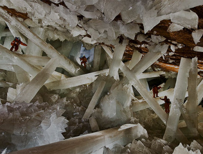 Mina de Naica 

Esta mina está ubicada en Chihuahua, México. Aunque el lugar se encuentra en explotación, la mina de cristal selenita de hasta 15 metros de alto y dos de ancho, es uno de los lugares más atractivos para cientos de turistas que no le encuentran problema a asumir el reto de ingresar a ellas y visitarlas.