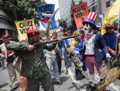 Los partidarios de Maduro se reunieron el lunes en la sede de la empresa telefónica estatal CANTV y marcharon hasta el palacio de Miraflores para mostrar su rechazo a las declaraciones de Trump.