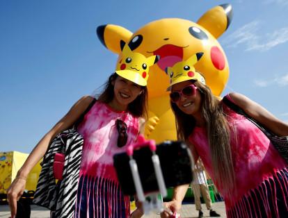 Mujeres aprovecharon la presencia de varias figuras de Pikachu gigantes para tomarse una selfi.