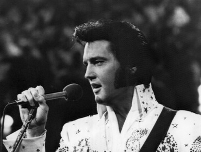 Elvis Aaron Presley fue un reconocido cantante estadounidense, que nació en Misisipi en 1935 y quien ha sido considerado como el padre del rock and roll o, como también se le conoce, el ‘Rey’.