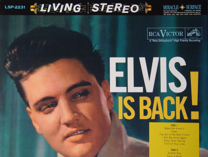 Presley consiguió su primer sencillo, ‘Heartbreak Hotel’, con la empresa discográfica RCA Records en 1956. Esta producción lo ubicó como uno de los cantantes más importantes del momento y, además, logró llegar a la cima en las listas de ventas de su disco.