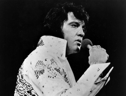 Elvis, como lo llama la mayoría, alcanzó gran acogida en las personas gracias a sus canciones llenas de energía y a su desinhibido estilo, además de su impacto con letras afroamericanas. Ese mismo año ingresó al mundo del cine con su participación en el filme ‘Love Me Tender’.