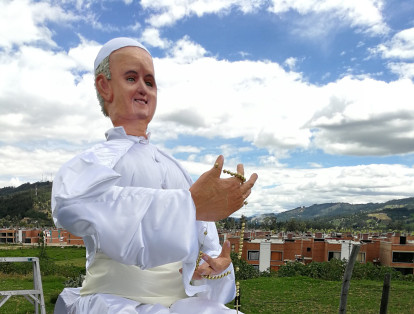 Además de la carroza, en Boyacá crearon una ruana para el Papa Francisco. Asimismo, la ‘patrona de Colombia’, la virgen de Chiquinquirá, será transportada por aire a Bogotá para su primera eucaristía en el país.