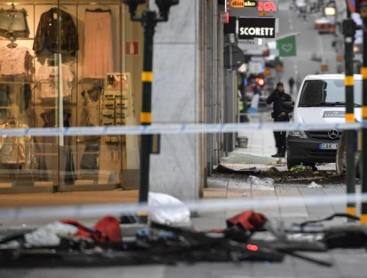 Estocolmo, 7 de abril de 2017

El atacante condujo un camión el cual atropelló a decenas de personas y chocó contra un almacén.  El ataque ocurrió poco antes de las 13:00 (hora local) cerca de unos almacenes, en el cruce entre una de las calles peatonales más frecuentadas de la capital, Drottningsgatan, y una de las principales arterias de la ciudad, Klarabergsgatan.    Rajmat Akilov, como se identificó a la persona capturada dos días depués por el hecho, aseguró estar 'satisfecho de lo que había hecho'.