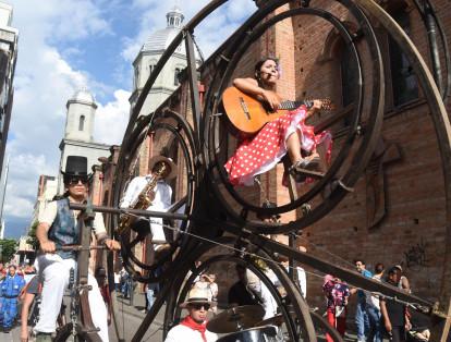 Los asistentes a la apertura de las fiestas se sorprendieron con  el Rodafónio, un artefacto músico y ciclístico  interesante.