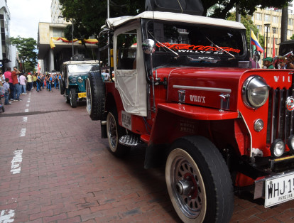 Los tradicionales jeepaos rodaron por la 'querendona trasnochadora y morena' ciudad de Pereira, como vehículos insignia de la región cafetera.