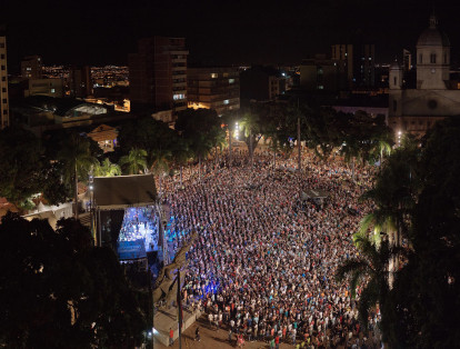 La asistencia a la plaza de Bolivar fue multitudinaria.  Nadie se quería perder el concierto sinfónico de despecho, que hizo parte de la apertura.