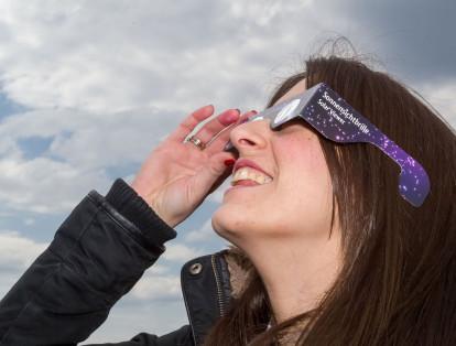 Usar lentes de eclipse o un visor solar de mano. La única forma segura de mirar el sol directamente durante un eclipse es usando este tipo de filtros.