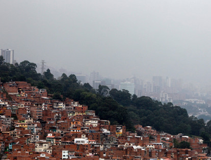 En Medellín, las estaciones de monitoreo del aire en Altavista y el Éxito de San Antonio registran un promedio anual de 65.5 y 64.8 pm10 respectivamente. Así, la ciudad de Medellín posee el sexto nivel de contaminación del aire en Colombia.