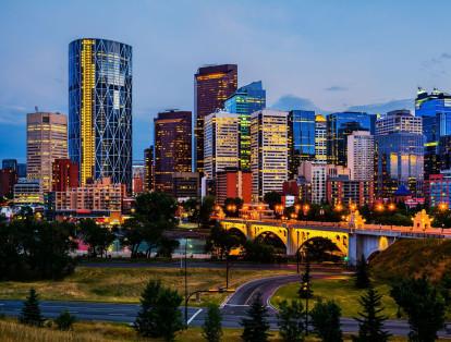 5. Calgary, Canadá. Su alta renta per cápita y bajo nivel de desempleo ha beneficiado el aumento de las ventas y los precios debido a un auge de recursos, y diversificación económica. La ciudad también fue calificada como la más limpia del mundo en una encuesta realizada por la revista Forbes en 2007.