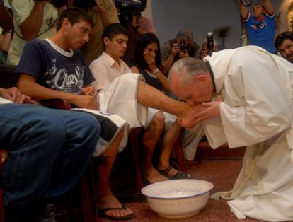 Esta fotografía de de 2008 muestra al arzobispo de Buenos Aires, Jorge Mario Bergoglio, besando los pies a gente pobre y drogadicta, durante la celebración de Jueves Santo en Buenos Aires (Argentina).