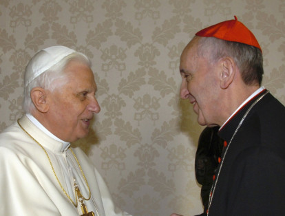 Benedicto XVI (izq.), quien renunció el pasado 11 de febrero, saluda al entonces cardenal argentino Jorge Mario Bergoglio en el Vaticano, el 13 de enero del 2007