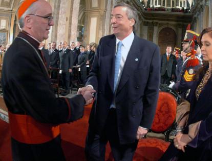 Esta foto muestra al entonces cardenal dándose la mano con el ex presidente Néstor Kirchner de Argentina (fallecido) junto a la expresidenta Cristina Fernández de Kirchner, en Buenos Aires.