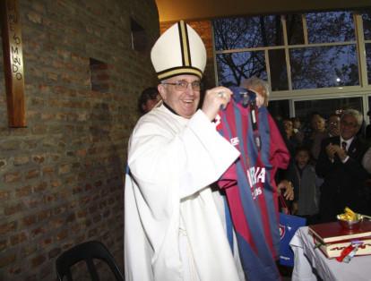 Cuando era cardenal, en el 2011, en una misa que ofreció en el complejo deportivo del equipo de fútbol San Lorenzo.