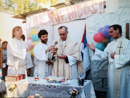Cuando era obispo, en 1998, mientras oficiaba una misa en un barrio deprimido de Buenos Aires.