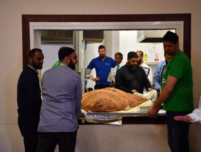 Voluntarios de la organización benéfica Muslim Aid UK se reunieron con el objetivo de construir la samosa más grande del mundo y en entrar a la lista de los Guinness World Records 2017 como el bocadillo más grande y pesado del mundo.
